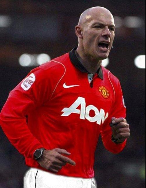 Howard Webb giải nghệ, MU chẳng cần tiếc nuối - 2
