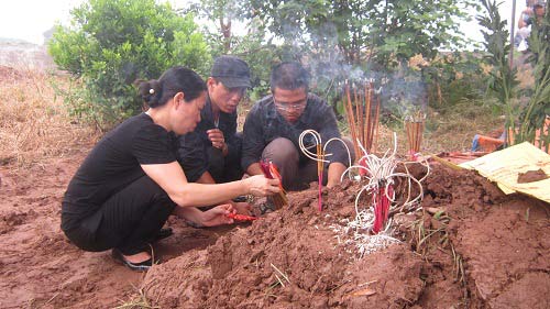 Vụ Cát Tường: Gia đình làm lễ cầu siêu cho chị Huyền - 3