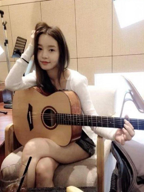 Hotgirl xứ Hàn khoe ảnh chơi guitar khiến fan ngơ ngẩn - 4
