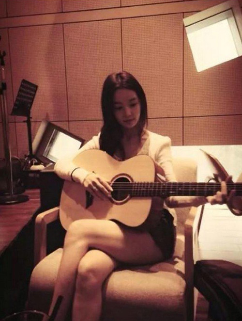 Hotgirl xứ Hàn khoe ảnh chơi guitar khiến fan ngơ ngẩn - 2