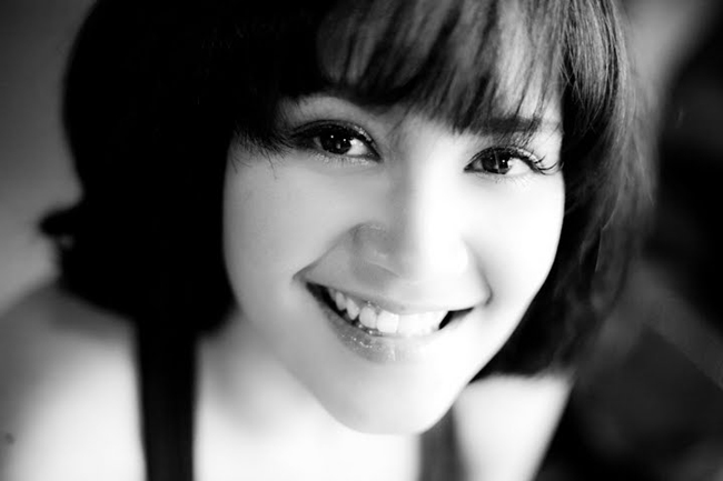 Tata Young sinh năm 1980 và là một trong những ngôi sao ca nhạc được 'phát hiện' sớm nhất ở Thái Lan. Cô khởi nghiệp năm mới 11 tuổi.


