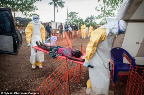 Cận cảnh “áo giáp lò hơi” chống virus sát thủ Ebola - 6