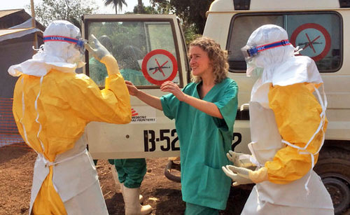 Cận cảnh “áo giáp lò hơi” chống virus sát thủ Ebola - 1