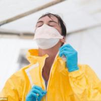 Tin tức trong ngày - Cận cảnh “áo giáp lò hơi” chống virus sát thủ Ebola