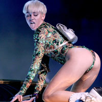 Show diễn tục tĩu của Miley Cyrus bị “sờ gáy”