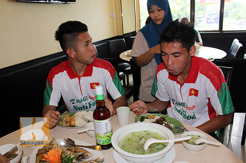Cầu thủ U19 “nhiệt tình” chén món Việt ở Brunei - 1