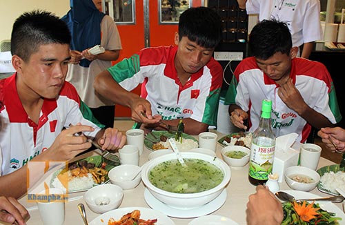 Cầu thủ U19 “nhiệt tình” chén món Việt ở Brunei - 8