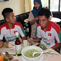 Bóng đá - Cầu thủ U19 “nhiệt tình” chén món Việt ở Brunei