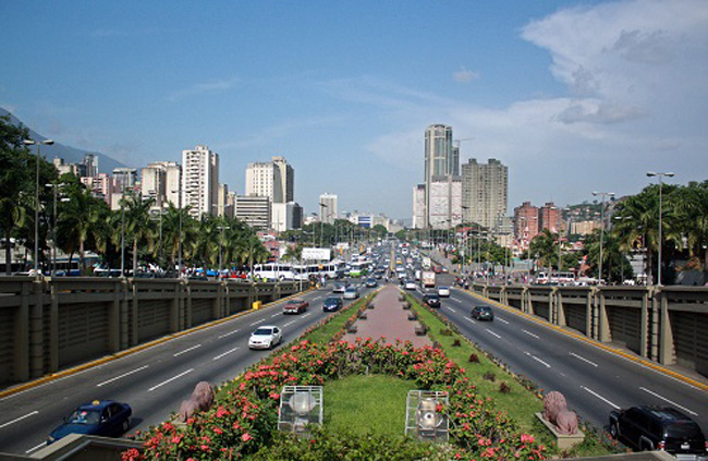 13. Caracas, Venezuela:&nbsp;Caracas là thành phố có bề dày về các di tích lịch sử, phong cảnh tuyệt mỹ và là điểm đến của nhiều du khách trên toàn thế giới. Tuy nhiên tại đây nạn buôn bán ma túy và cướp bóc vẫn hoành hành và là nỗi đau đầu của chính quyền địa phương. Tỉ lệ giết người ở thành phố này luôn ở mức bào động. Đây được cho là thành phố nguy hiểm, các du khách không nên ghé thăm dù cho đã có nhiều công trình, dự án đầu tư cho du lịch.
