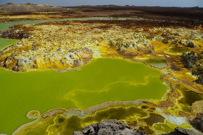 18. Sa mạc Danakil, Eritrea:&nbsp;Sa mạc Danakil không phải điểm đến lý tưởng cho các du khách bởi nhiệt độ ở đây luôn cao kỉ lục. Sa mạc này cũng nằm giữa biên giới hai nước Ethiopia và Eritrea, nơi những xung đột quân sự thường xuyên diễn ra.
