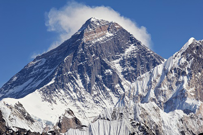 2. Đỉnh Everest:&nbsp;Chắc chắn rằng chinh phục đỉnh núi cao nhất thế giới luôn là ước mơ của nhiều người. Không ít du khách trên khắp thế giới đã làm được điều đó, song vì đây là đỉnh núi cao, quanh năm chìm trong băng tuyết nên cũng vô cùng nguy hiểm đối với khách du lịch. Nếu bạn từng có mơ ước sẽ chinh phục đỉnh Everest, bạn nên cân nhắc kĩ lưỡng bởi rất nhiều người đã thiệt mạng trong khi đang leo lên đỉnh núi này.
