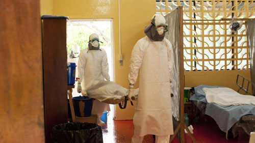 Dịch Ebola tồi tệ nhất trong lịch sử: Lây qua tiếp xúc - 1