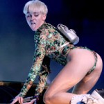 Ca nhạc - MTV - Show diễn tục tĩu của Miley Cyrus bị “sờ gáy”