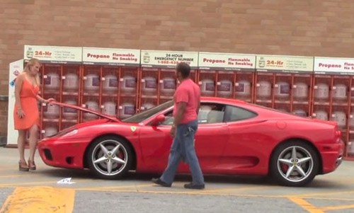 Video: Phụ nữ "hút giai" hơn khi lái siêu xe Ferrari - 1