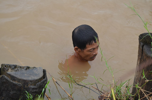 Thợ lặn mò phần đầu chị Huyền ở bến đò Văn Đức - 11