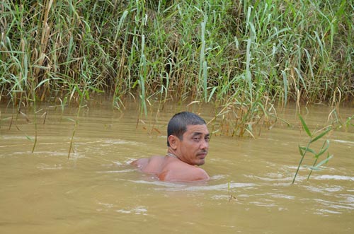 Thợ lặn mò phần đầu chị Huyền ở bến đò Văn Đức - 12