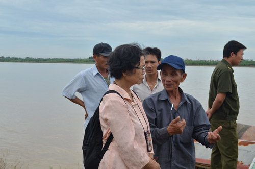 Thợ lặn mò phần đầu chị Huyền ở bến đò Văn Đức - 13