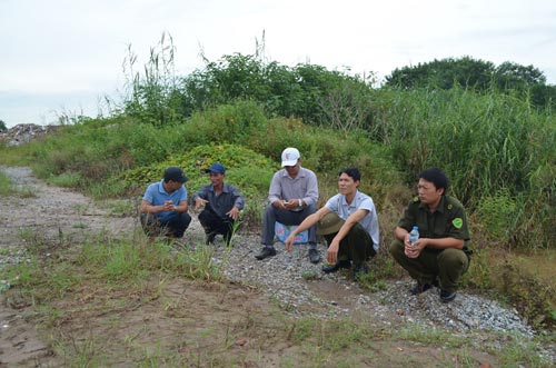 Thợ lặn mò phần đầu chị Huyền ở bến đò Văn Đức - 14