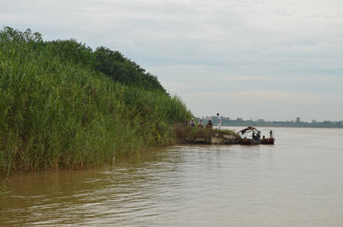 Thợ lặn mò phần đầu chị Huyền ở bến đò Văn Đức - 5