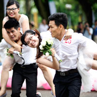 Bạn trẻ - Cuộc sống - 50 cặp cô dâu chú rể cõng nhau chạy marathon