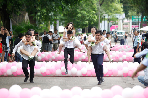 50 cặp cô dâu chú rể cõng nhau chạy marathon - 7