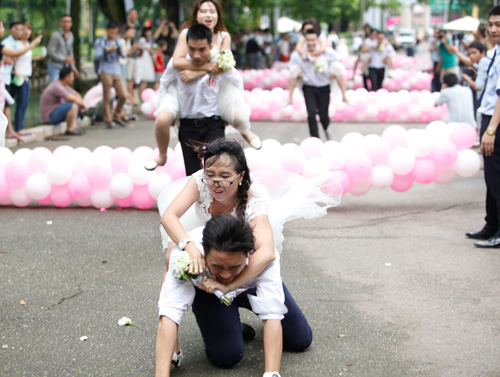 50 cặp cô dâu chú rể cõng nhau chạy marathon - 10