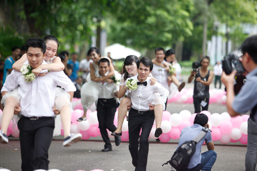 50 cặp cô dâu chú rể cõng nhau chạy marathon - 13