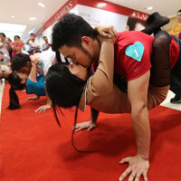 Tin tức trong ngày - Ảnh ấn tượng: Thi hôn ở Trung Quốc