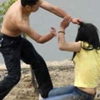 Bố đánh con gái ruột để “đuổi vong”