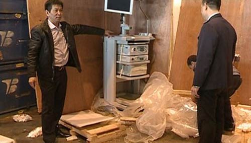 Bắt “trùm” chuyên buôn bán thiết bị y tế quá đát - 1