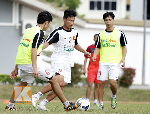 U19 VN tập luyện ngay bên cạnh...tên lửa, máy bay - 12