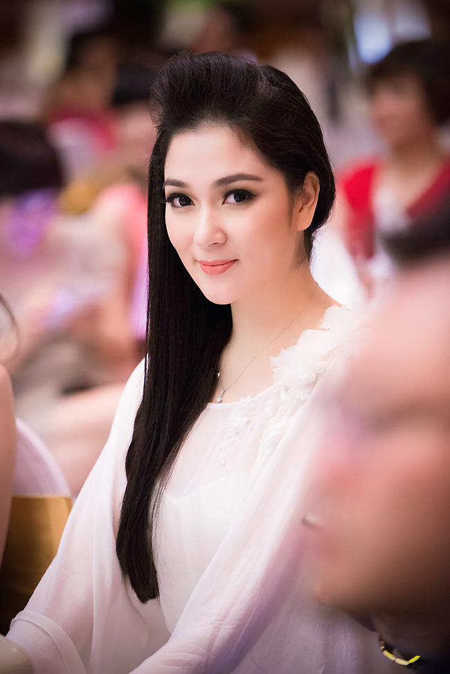 Nguyễn Thị Huyền, hoa hậu Việt Nam 2004 cũng từng thử sức với vai trò MC tiếng Việt và tiếng Anh cho nhiều chương trình trong và ngoài nước. 
