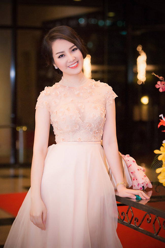 Người đẹp từng thành công khi dẫn chương trình Bản tin tài chính và Chìa khóa thành công của Đài truyền hình Việt Nam.
