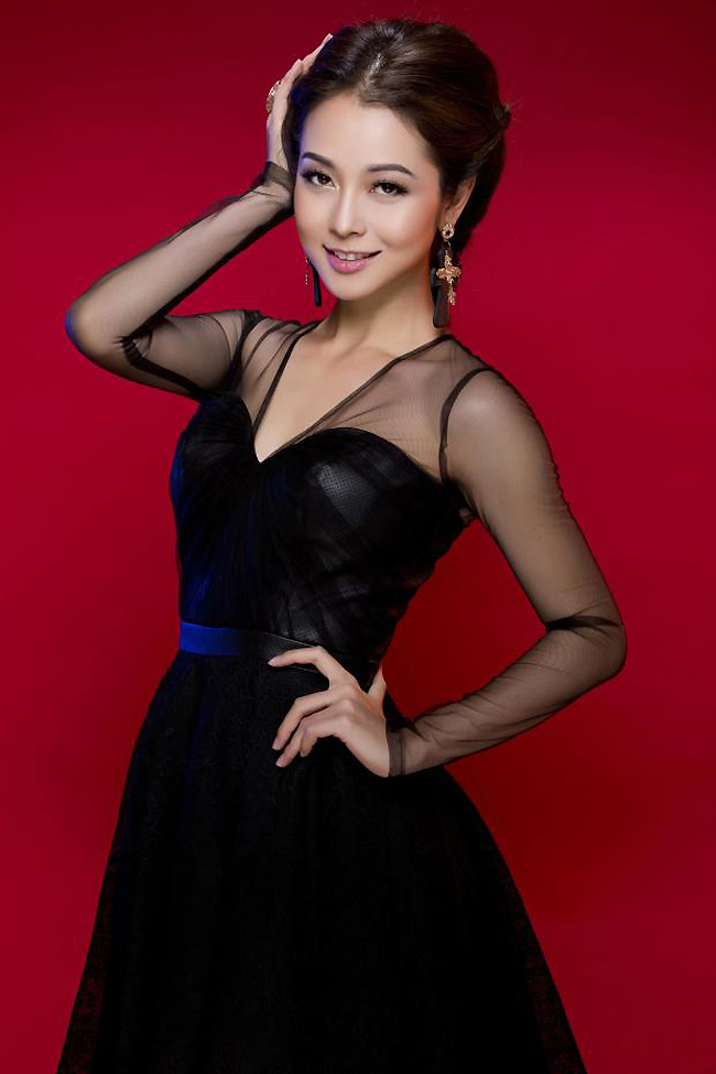 Jennifer Phạm từng làm MC cho một số cuộc thi Hoa hậu.
