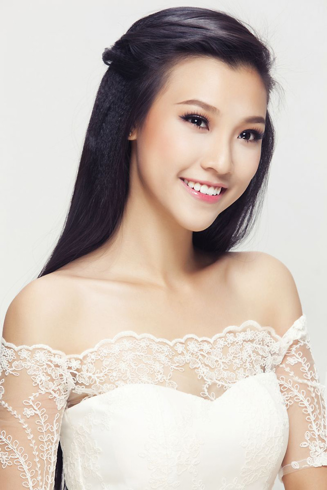 Vũ Ngọc Hoàng Oanh từng giành danh hiệu Hoa khôi thể thao 2012 và là Á hậu cuộc thi Hoa hậu Việt Nam qua ảnh 2012. 
