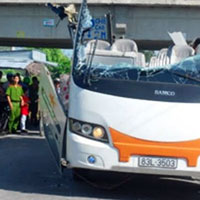Tin tức trong ngày - Xe khách bay nóc, hành khách bị hất xuống đường