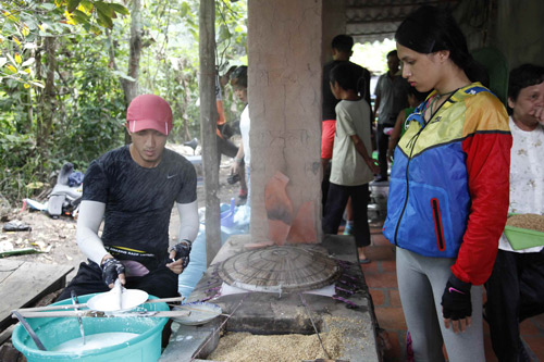 Trang Trần chặn đường, đòi khám túi Trang Khiếu - 4