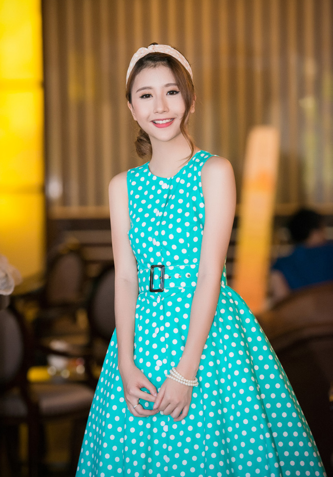 Quỳnh Anh được đông đảo giới trẻ biết đến với hình ảnh hot girl xinh đẹp, trong sáng
