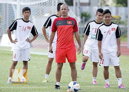 HLV Miura tập luyện cùng cầu thủ U19 Việt Nam - 1