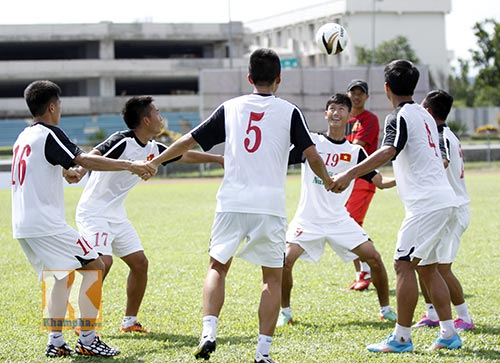 HLV Miura tập luyện cùng cầu thủ U19 Việt Nam - 9