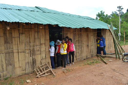 Người Cor chặt lồ ô dựng lều “lo chữ” cho con - 9