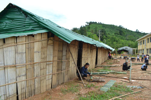 Người Cor chặt lồ ô dựng lều “lo chữ” cho con - 10