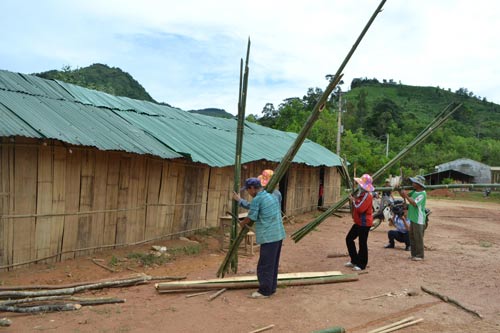 Người Cor chặt lồ ô dựng lều “lo chữ” cho con - 2