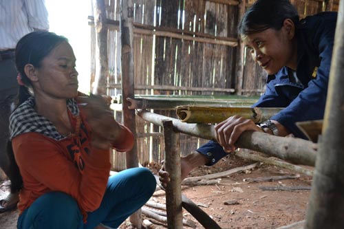 Người Cor chặt lồ ô dựng lều “lo chữ” cho con - 4