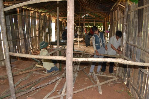 Người Cor chặt lồ ô dựng lều “lo chữ” cho con - 5