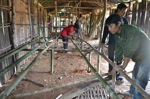 Người Cor chặt lồ ô dựng lều “lo chữ” cho con - 7