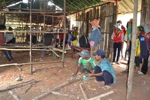 Người Cor chặt lồ ô dựng lều “lo chữ” cho con - 8