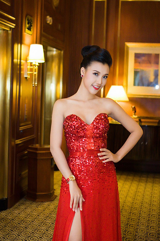 Miss Sport Hoàng Oanh ngày càng đẹp hơn sau khi đăng quang. Cô là bóng hồng rất thành công với nghiệp MC. 
