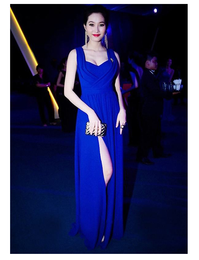 Hoa hậu Thu Thảo 'gây mê' với làn da trắng bóc dưới lớp váy xanh nước biển. 
