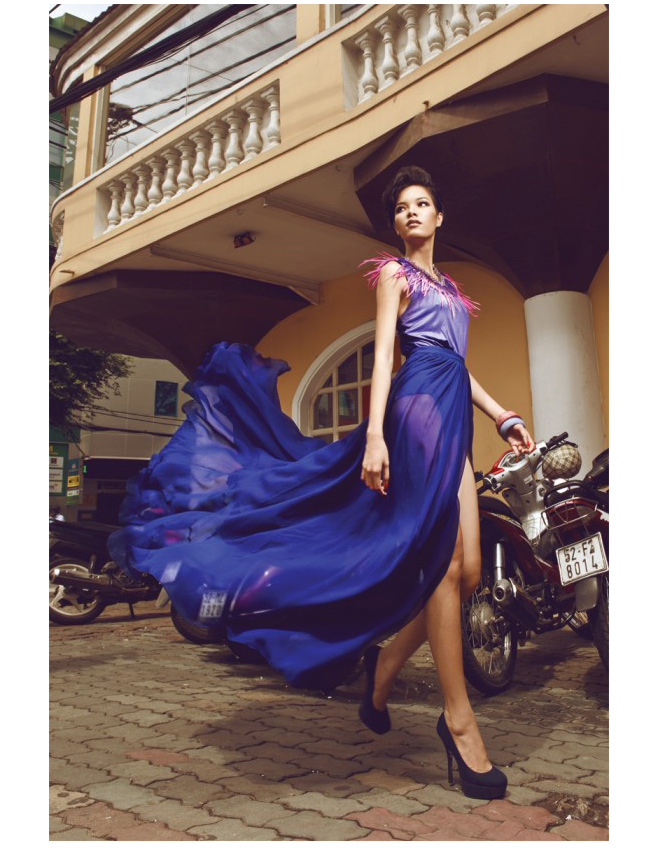 Người đẹp Phùng Ngọc Yến tự tin trong một bức ảnh thời trang, với tà váy tung bay trong gió. 
